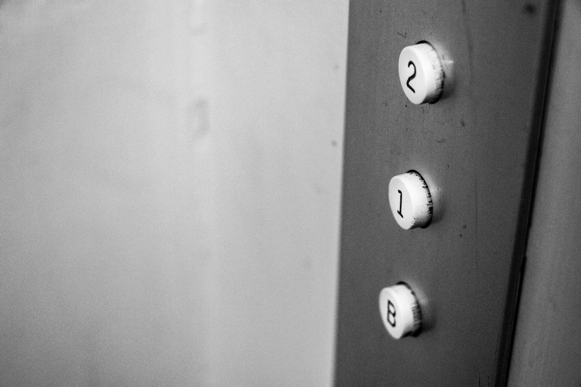 Τα κουμπιά του ασανσέρ πιο βρώμικα και από τις τουαλέτες!